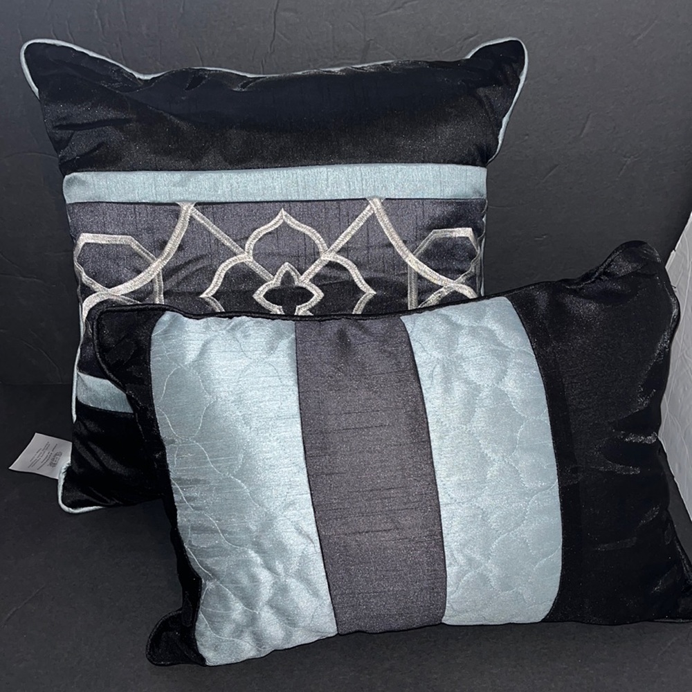 Home Expressions set of decorative pillows and shams.